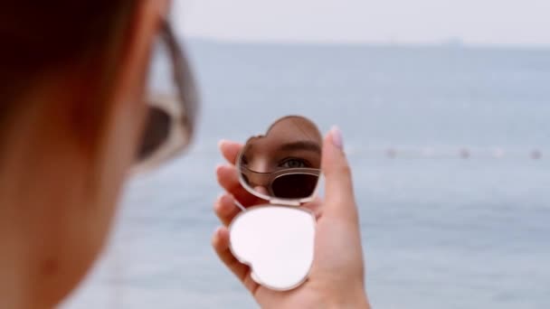 Der Herzförmige Taschenspiegel Wird Mehr Als Nur Ein Accessoire Symbolisiert — Stockvideo