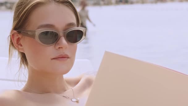 Portrait Girl Beach Wearing Sunglasses Young Beauty Reads Magazine Book — Stock Video