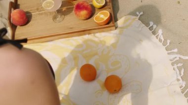 Bu video deniz kenarında büyüleyici bir sahneyi gözler önüne sererken şehvetli bir huzur dünyasına adım atın. Gök kubbesinin ve parlak dalgaların ardında bir kız silueti büyüleyici bir odak noktası haline gelir.