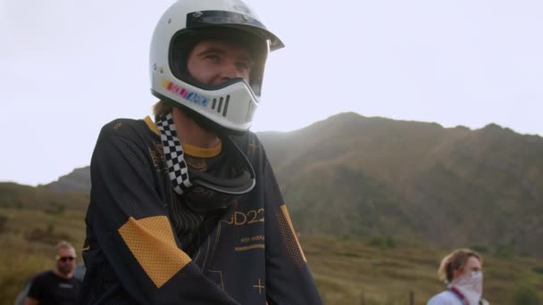 Inmitten Einer Atemberaubenden Berglandschaft Sitzt Ein Junger Mann Auf Einem — Stockvideo