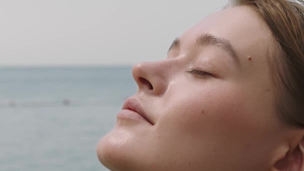 Piękna Dziewczyna Ciesząca Się Kąpielą Słoneczną Plaży Zbliżenie Twarz Młodej — Wideo stockowe