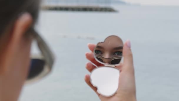 Cermin Saku Berbentuk Hati Menjadi Lebih Dari Sekedar Aksesori Itu — Stok Video
