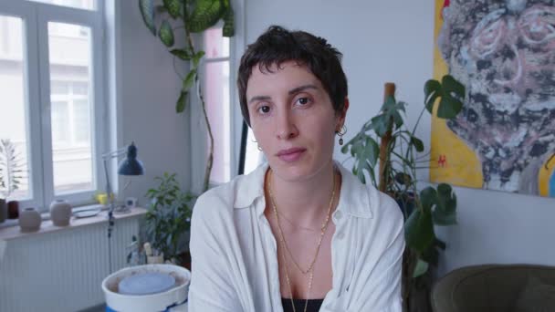 Klişelere Meydan Okuyun Ileri Görüşlü Bir Kadın Sanatçının Kapıcısıyla Çeşitliliği — Stok video