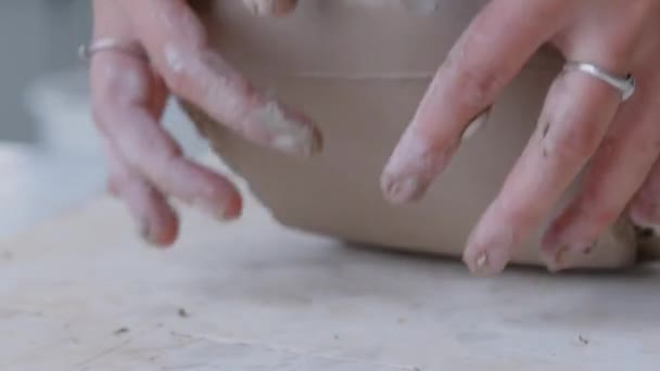妇女们用手揉捏紧实的粘土来做陶器轮上的工作 女人的辛苦工作 女艺术家正在创造 获得成功 女权主义在行动 特写慢镜头120 — 图库视频影像