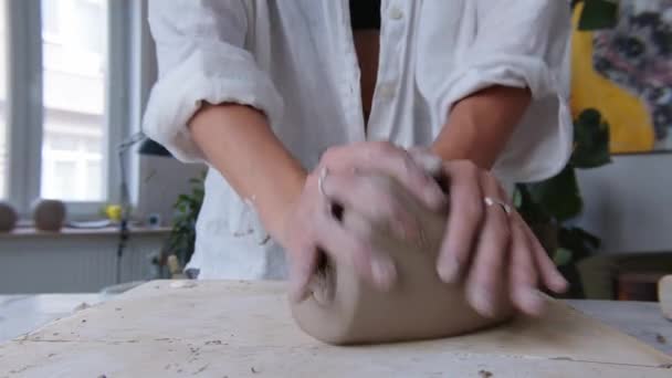 Frauenhände Kneten Den Festen Ton Für Die Arbeit Der Töpferscheibe — Stockvideo