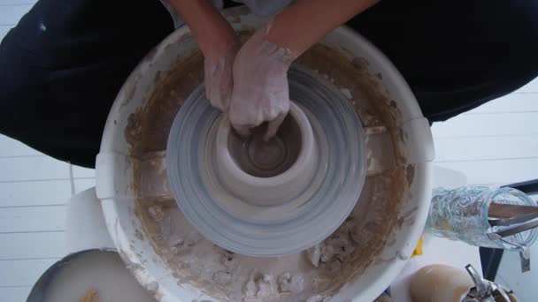 当一个非常独立的女性艺术家的艺术在你的眼前展开时 开始一段令人敬畏的旅程 她用口才和精准的手法在陶瓷轮上雕琢了一个精美的黏土器皿 — 图库视频影像