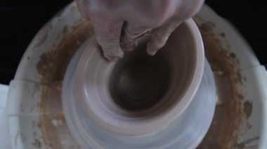 Şiddetle bağımsız bir kadın seramikçinin sanatsal sanatı gözlerinizin önünde sergilenirken huşu dolu bir yolculuğa çıkın. Dokunaklı ve hassas bir şekilde çömlekçi çarkında zarif bir kil kap yontuyor.