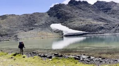 Sırt çantalı, yürüyüş yolu olan ve Tre Cime di Lavaredo Dolomites dağına tırmanan aktif insanlar. Bir grup arkadaş yaz macerası doğa yolculuğu. Alpleri, Dolomitleri, İtalya 'yı gezmek. Yüksek