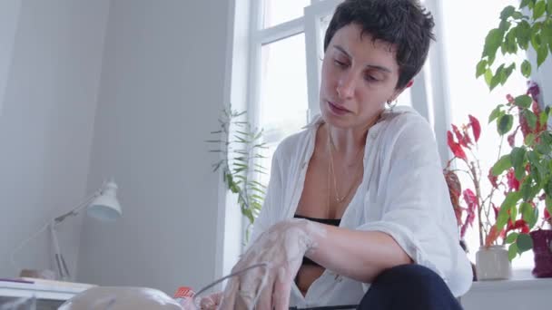Een Meisje Keramische Kunstenaar Maakt Een Vaas Het Pottenbakkerswiel Vrouwelijke — Stockvideo