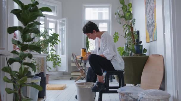 Мастер Керамики Страстно Создает Своей Уютной Керамической Студии Момента Начинает — стоковое видео