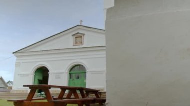 Köydeki Rus Ortodoks Kilisesi 'nin beyaz binası. Köy kilisesi. Eski bir köy kilisesi. Rusların ortodoksluk dini. - Evet. Yüksek kalite 4k görüntü
