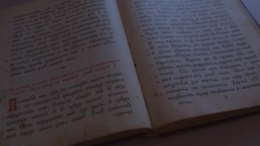 Kaydırıcı, eski antik dini kitapların mum lekeleriyle sayfaların üzerinden geçti. Ortodoks, mezmur, 19. yüzyıl, dualar ve ilahiler. Kiril Kilisesi Slavonik yazı tipi. Geçmiş, arşiv ve araştırma kavramı