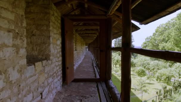 Ortaçağ Kalesinde Bir Savunma Duvarı Şatoda Bir Koridor Eski Bir — Stok video