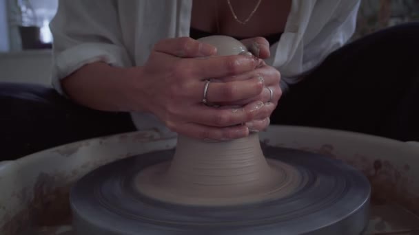 Een Meisje Keramische Kunstenaar Maakt Een Vaas Het Pottenbakkerswiel Vrouwelijke — Stockvideo