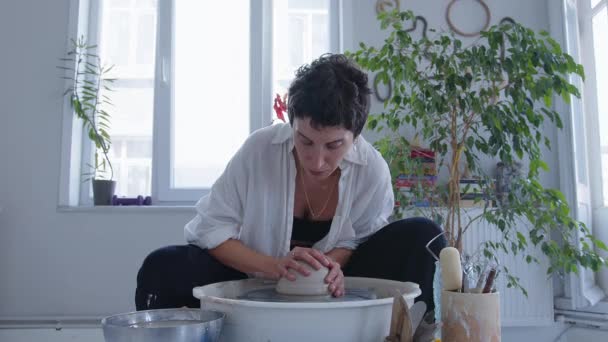 Młoda Utalentowana Artystka Ceramiczna Pasją Kształtuje Glinę Wykwintną Formę Przyszłej — Wideo stockowe