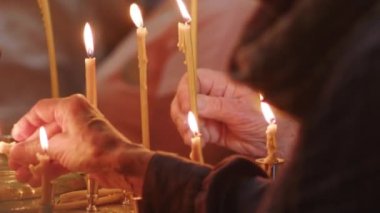 Genç kızlar karanlıkta dua ederken kilise mumlarını ellerinde tutarlar. Tanrı 'ya dua ediyorum. Geceleyin uyanıp namaz kılan Hristiyanlar, Din ve dualar. Slavlar Tanrı 'ya dua ediyor. Genç Hıristiyanlar İnsan palmiyesi
