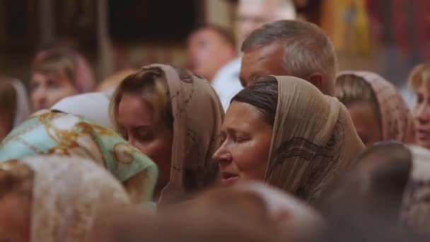 Bir Grup Erkek Kadın Ortodoks Hıristiyan Kilisesinde Dua Ederken Vaftiz — Stok video