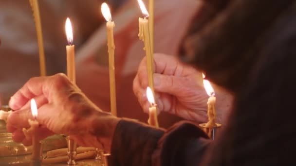 Młode Dziewczyny Trzymają Świece Kościelne Rękach Modląc Się Ciemności Modlę — Wideo stockowe
