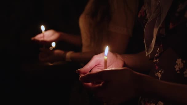 Młode Dziewczyny Trzymają Świece Kościelne Rękach Modląc Się Ciemności Modlę — Wideo stockowe