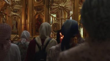 Ortodoks Kilisesi 'nde dua. Dindar kadınlar mihrabın önünde dua edip vaftiz ediyorlar. Tanrı 'nın dirilişi. Hristiyan inancı. Rus kilisesi. Yüksek kalite 4k görüntü