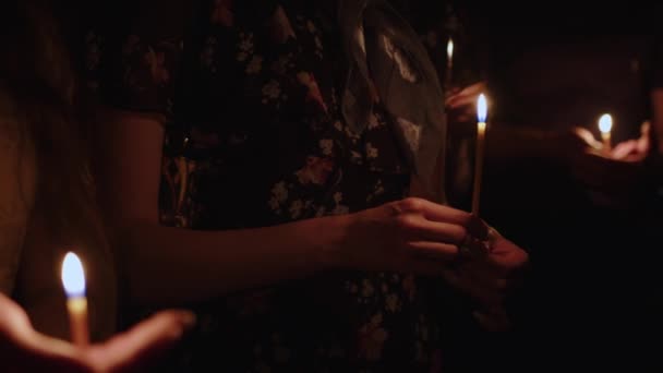 Meninas Seguram Velas Igreja Suas Mãos Enquanto Rezam Escuro Rezando — Vídeo de Stock