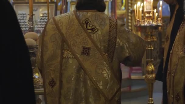Prawosławny Ksiądz Tradycyjnej Złotej Szacie Odprawia Chrześcijański Rytuał Ksiądz Sutannie — Wideo stockowe