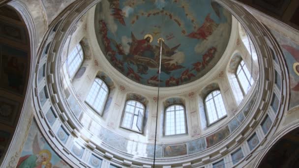 正教会の天井の金庫に フレスコ画がある 日曜日の教会礼拝 ロシア正教会の内部 人々はキリスト教会で神に祈ります 高品質の4K映像 — ストック動画