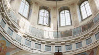 Ortodoks kilisesinin tavan kasasında freskler. Pazar günü kilise ayini. Rus Ortodoks Kilisesi 'nin içinde. Hıristiyan kilisesinde insanlar Tanrı 'ya dua eder. Yüksek kalite 4k görüntü