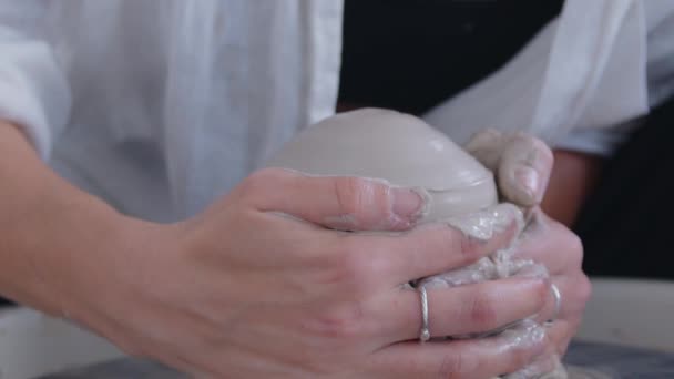 当一个非常独立的女性艺术家的艺术在你的眼前展开时 开始一段令人敬畏的旅程 她用口才和精准的手法在陶瓷轮上雕琢了一个精美的黏土器皿 — 图库视频影像