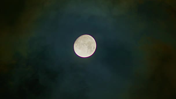 Volle Gloeiende Maan Met Wolken Die Nachts Door Wind Worden — Stockvideo