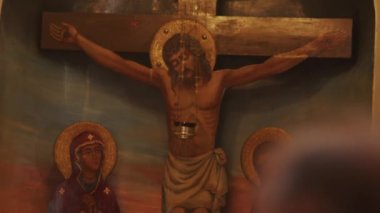 Kilisede İsa Mesih 'in son akşam yemeğinin duvar resmi ve çarmıha gerilme heykeliyle sona eren sinematik kamera. Lordların İnsanlık İçin İyilik ve Fedakârlık Sunumu