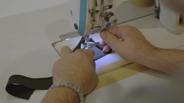 사람은 재봉틀에 꿰매고 디자이너 앉아서 꿰매기 꿰매는 기계에 일하는 Dressmaker — 비디오