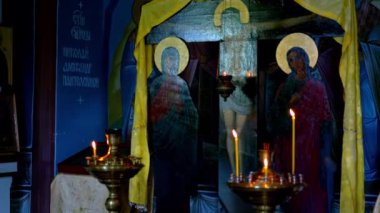 Ortodoks kilisesinin mihrabı. İsa 'nın Kilisesi' nde bir ibadet yeri. Kilise mumları ikonların önünde yanıyor. Kutsal insanların simgelerindeki imaj. Yüksek kalite 4k görüntü