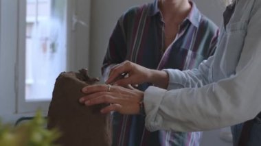 Aynı sanatsal görüşe sahip ikiz güzelliklerin dünyasına adım atmak, balçıktan bir botanik mucizesi yaratmak. Bu büyüleyici videoda, iki sevimli sanatçı yaratıcılıklarını titizlikle birleştiriyor.