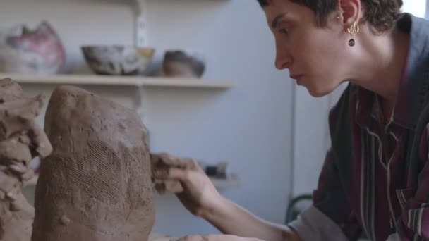 창의적인 표현의 그릇에 찰흙을 장인의 보기와 예술의 영향을 탐험에서 예술가를 — 비디오