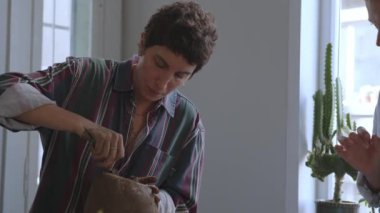Aynı sanatsal görüşe sahip ikiz güzelliklerin dünyasına adım atmak, balçıktan bir botanik mucizesi yaratmak. Bu büyüleyici videoda, iki sevimli sanatçı yaratıcılıklarını titizlikle birleştiriyor.