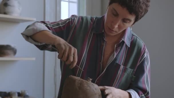Bevittna Den Förtrollande Processen Konstnärligt Skapande Som Skicklig Kvinnlig Keramiker — Stockvideo