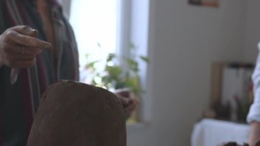 Aynı sanatsal görüşe sahip ikiz güzelliklerin dünyasına adım atmak, balçıktan bir botanik mucizesi yaratmak. Bu büyüleyici videoda, iki sevimli sanatçı yaratıcılıklarını titizlikle birleştiriyor.