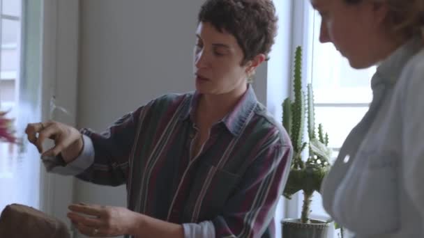 Yetenekli Bir Kadın Seramikçi Parlak Bir Atölyede Sihrini Gösterirken Sanatsal — Stok video