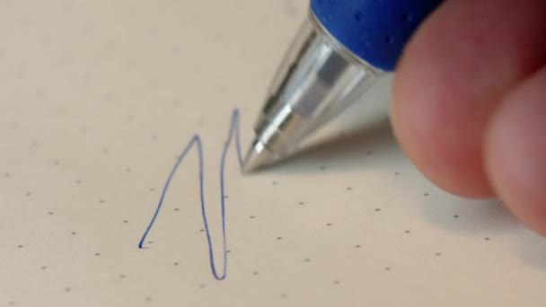 Detailní Makrosnímek Osoby Držící Modré Kuličkové Pero Podepisující Dokument Symbolizující — Stock video