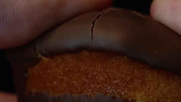 Encontro Íntimo Detalhado Delicada Tensão Bolo Esponja Envolto Chocolate Cede — Vídeo de Stock