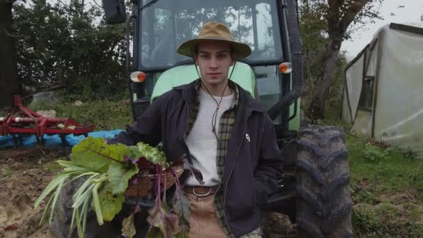 Het Hart Van Het Platteland Tegen Een Achtergrond Van Landbouwmachines — Stockvideo