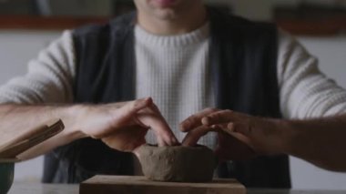 Yetenekli bir Latin zanaatkârın dünyasına büyüleyici bir yolculuğa çıkın. Yaratıcılığın elleri kil kalıplarını ve killeri eşsiz bir başyapıta dönüştürüyor. Bu büyüleyici videoda,