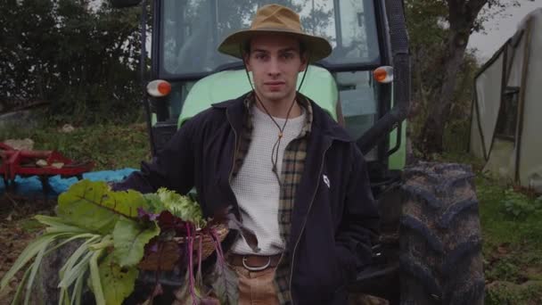 Coração Campo Num Contexto Maquinaria Agrícola Frutos Terra Jovem Agricultor — Vídeo de Stock