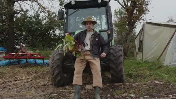 Сердце Сельской Местности Фоне Сельскохозяйственной Техники Плодов Земли Молодой Фермер — стоковое видео