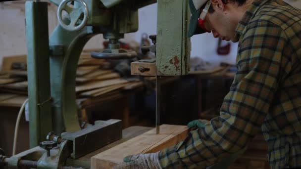 Bridging Two Worlds Farmer Craftsman Podívejte Umění Muže Kostkované Košili — Stock video