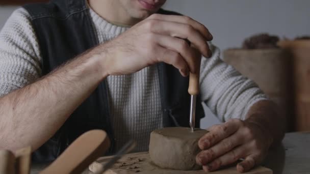 独特の傑作に創造性の金型と粘土の手を形作る熟練したラティーノの職人の世界への魅惑的な旅に乗り出します この魅惑的なビデオで 発見する — ストック動画