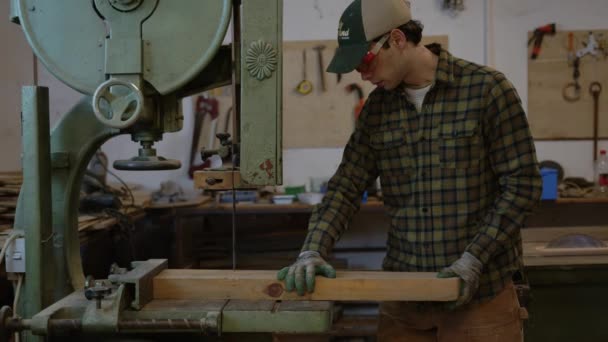 세계를 노동과 사이에 플레이드 셔츠와 모자에있는 남자의 예술을 먼지에 둘러싸여 — 비디오