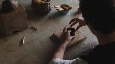 Yetenekli bir Latin zanaatkârın dünyasına büyüleyici bir yolculuğa çıkın. Yaratıcılığın elleri kil kalıplarını ve killeri eşsiz bir başyapıta dönüştürüyor. Bu büyüleyici videoda,