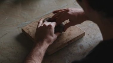 Yetenekli bir Latin zanaatkârın dünyasına büyüleyici bir yolculuğa çıkın. Yaratıcılığın elleri kil kalıplarını ve killeri eşsiz bir başyapıta dönüştürüyor. Bu büyüleyici videoda,